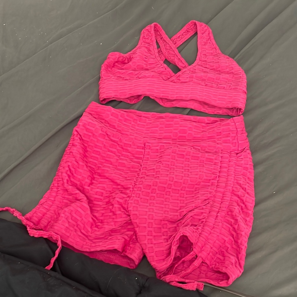 Never worn before in good condition color pink size. M
